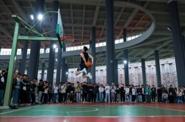 开云体育官方网站-重庆移通学院邀CBA草根扣篮王矣进宏等名将 带来“零距离”篮球盛宴