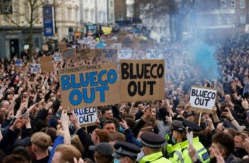 开云体育中心-不满运营策略，切尔西球迷聚集抗议：BlueCo滚出去！
